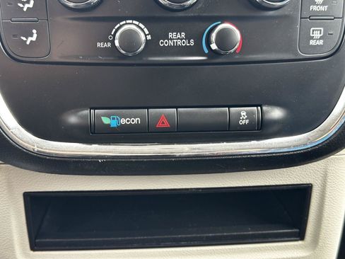 Used 2019 Dodge Grand Caravan SE FWD image 23