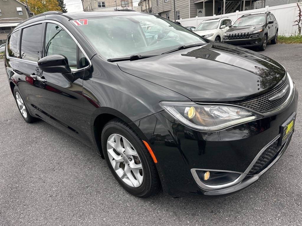 Used 2017 Chrysler Pacifica Touring Plus w/ Tire & Wheel Group FWD image 8