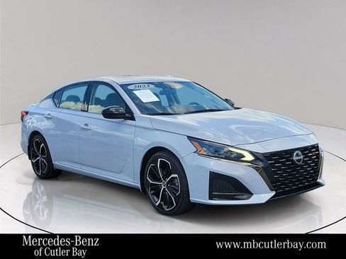 Used 2023 Nissan Altima 2.5 SR w/ SR Premium Package FWD image 3