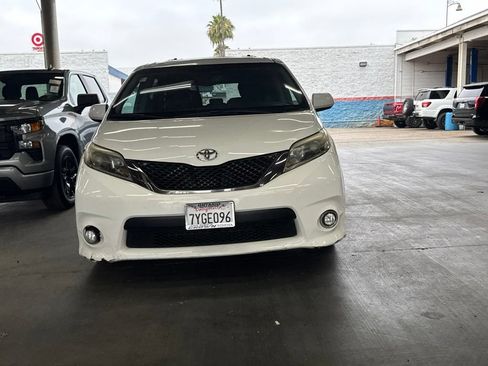Used 2017 Toyota Sienna SE FWD image 2