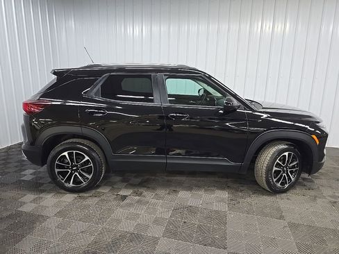 Used 2024 Chevrolet TrailBlazer LT w/ LT Cold Weather Package AWD/4WD image 2