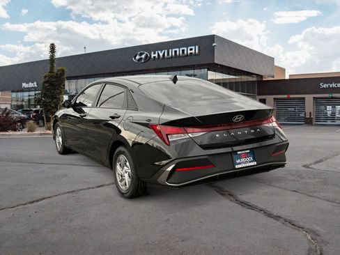 Certified 2025 Hyundai Elantra SE image 3
