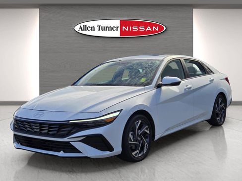 Used 2025 Hyundai Elantra Limited image 3