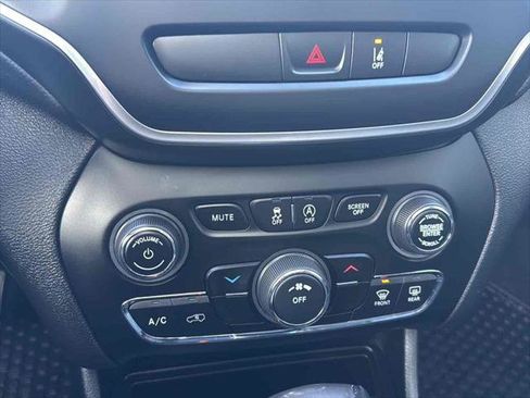 Used 2022 Jeep Cherokee Latitude w/ Sun & Sound Group image 24