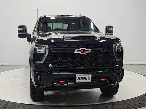 Used 2024 Chevrolet Silverado 2500 ZR2 w/ Technology Package AWD/4WD image 2