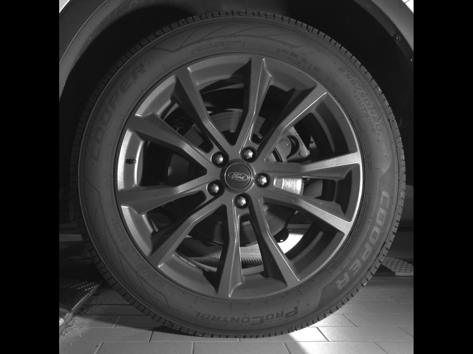 Used 2018 Ford Explorer XLT w/ Equipment Group 202A FWD image 24