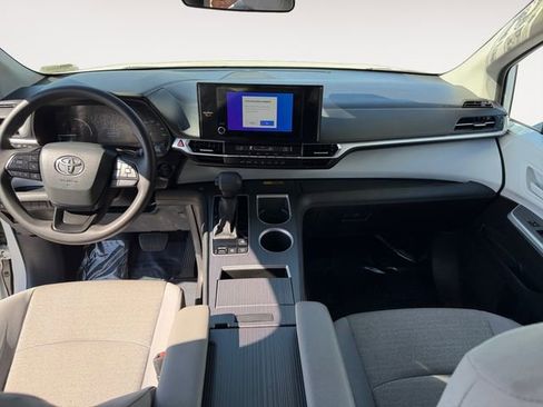 Certified 2025 Toyota Sienna LE image 10