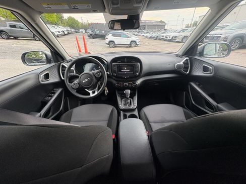 Used 2025 Kia Soul LX w/ LX Technology Package FWD image 23