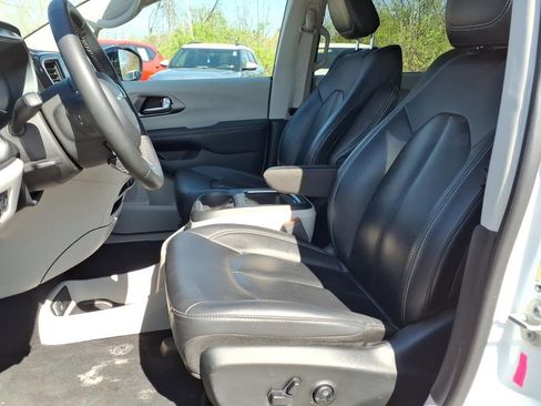 Used 2024 Chrysler Pacifica Touring-L FWD image 19