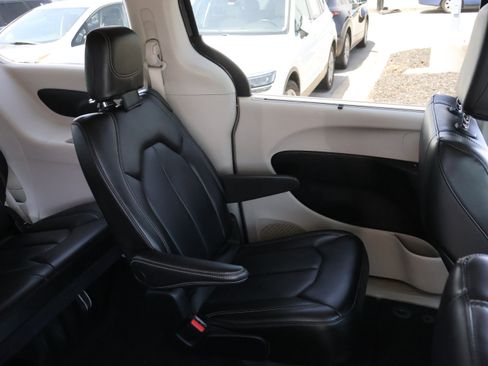 Used 2023 Chrysler Pacifica Touring-L FWD image 14