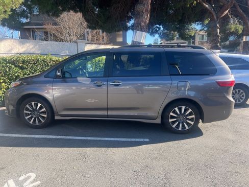 Used 2018 Toyota Sienna Limited Premium image 1