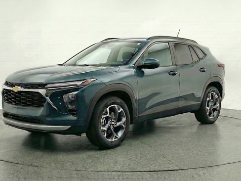 Used 2025 Chevrolet Trax LT w/ LT Convenience Package image 3