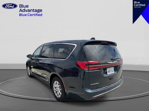 Used 2023 Chrysler Pacifica Touring-L FWD image 7