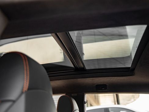 Used 2025 Lamborghini Urus SE image 24