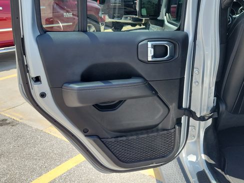Used 2022 Jeep Wrangler Unlimited Sahara AWD/4WD image 13