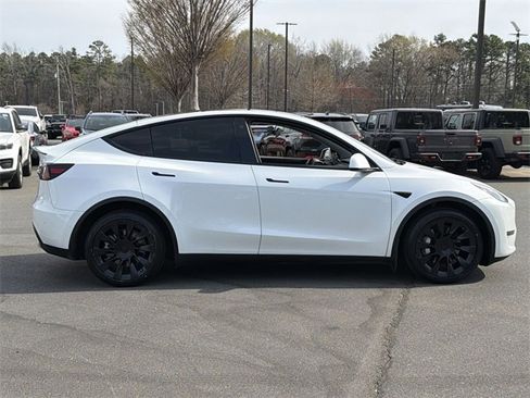 Used 2022 Tesla Model Y Long Range image 13