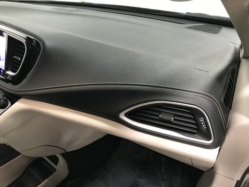 Used 2022 Chrysler Pacifica Touring-L AWD/4WD image 16