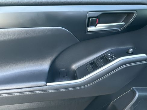 Used 2020 Toyota Highlander XLE image 11