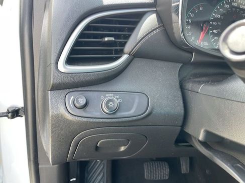 Used 2020 Chevrolet Trax LT w/ LT Convenience Package FWD image 17
