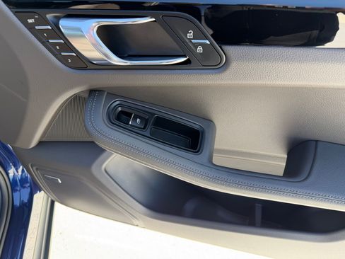 Certified 2025 Porsche Macan image 18