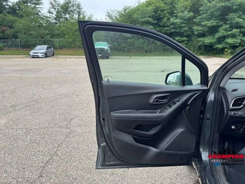 Used 2019 Chevrolet Trax LT w/ LT Convenience Package image 14