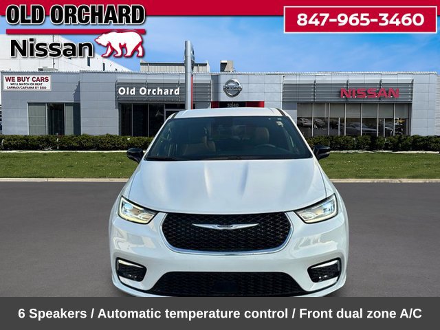 Used 2024 Chrysler Pacifica Touring FWD image 2
