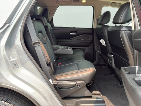 Used 2025 Nissan Pathfinder Platinum w/ Cargo Package AWD/4WD image 12