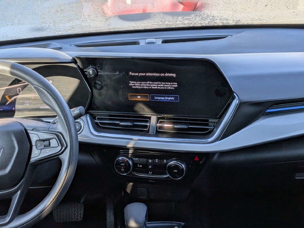 Used 2025 Chevrolet Trax LT FWD image 16