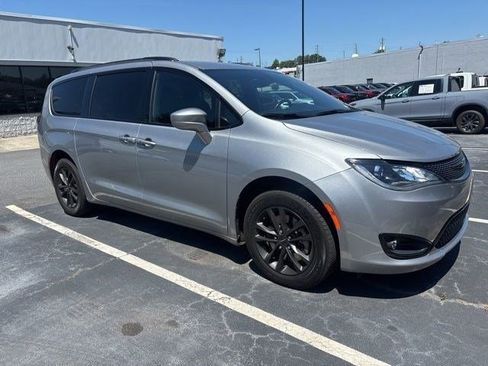 Used 2020 Chrysler Pacifica Touring-L AWD/4WD image 3