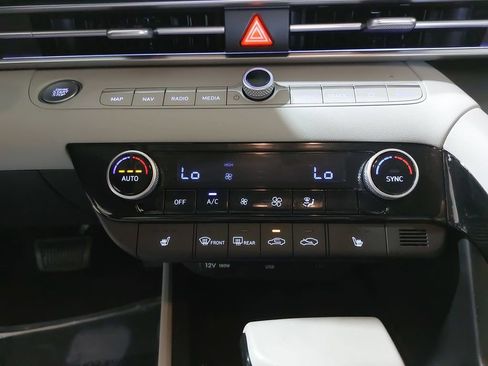 Certified 2025 Hyundai Elantra Limited FWD image 25