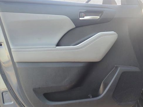 Certified 2023 Toyota Highlander XLE image 9