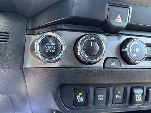 Used 2020 Toyota Tacoma TRD Off-Road w/ Technology Package AWD/4WD image 28