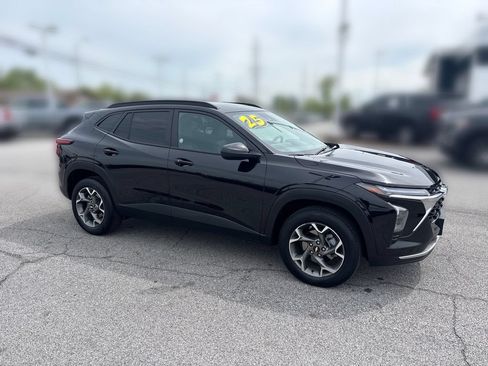 Used 2025 Chevrolet Trax LT w/ LT Convenience Package FWD image 11