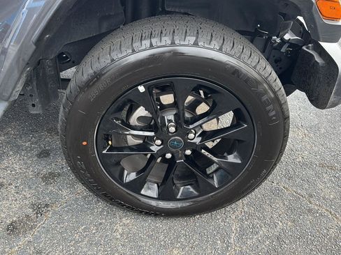 Used 2025 Jeep Wrangler Sahara image 31