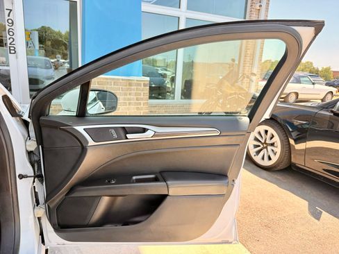 Used 2018 Ford Fusion SE w/ Equipment Group 602A FWD image 18