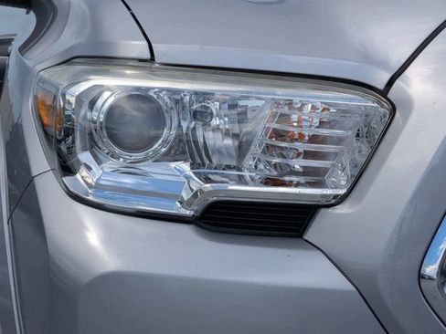 Used 2020 Toyota Tacoma SR5 w/ SR5 Appearance Package (SM) RWD image 9