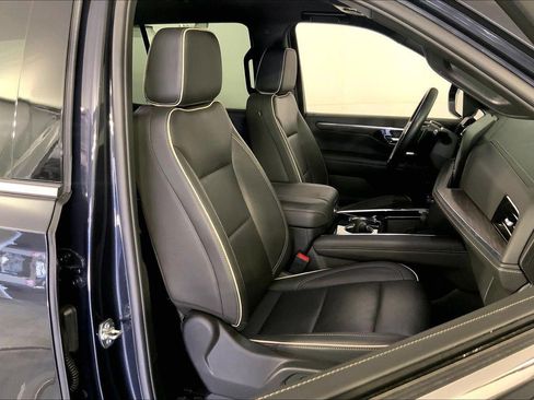 Used 2025 Chevrolet Tahoe Premier AWD/4WD image 7