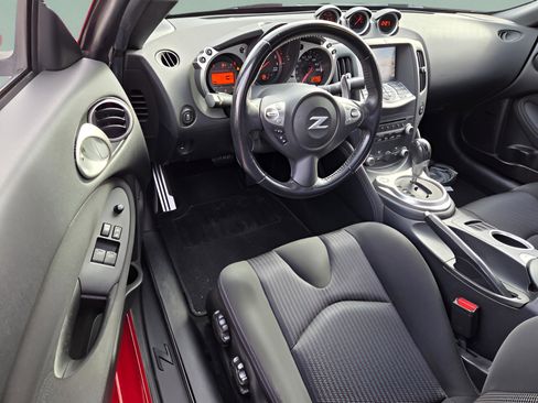 Used 2016 Nissan 370Z w/ Sport Package image 8