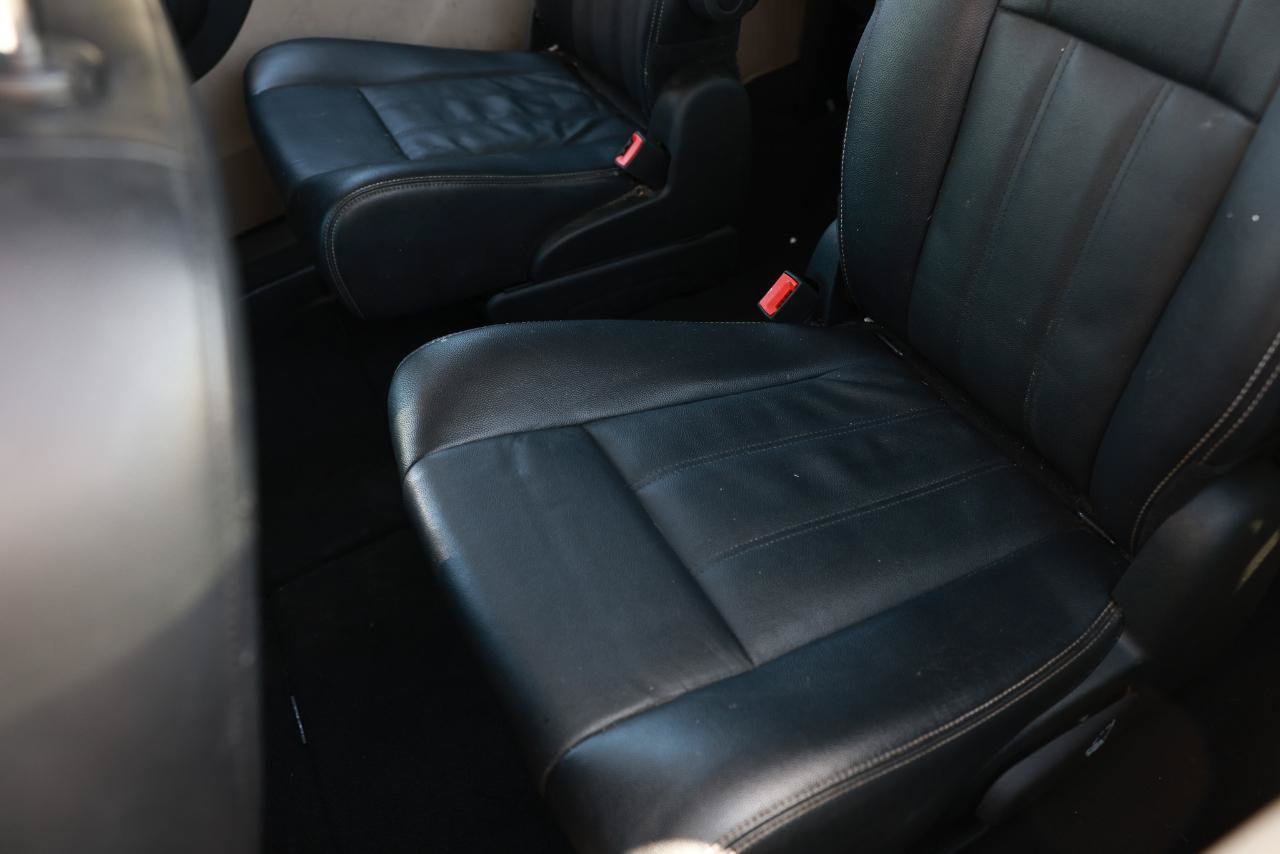 Used 2015 Chrysler Town & Country Touring FWD image 10