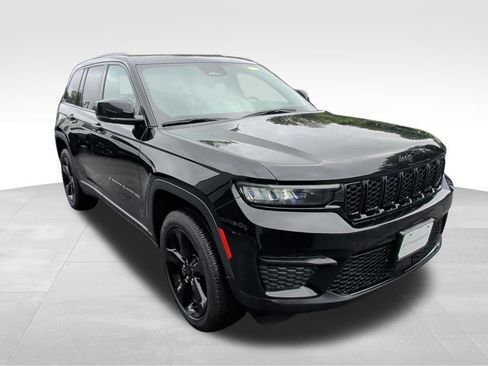 Used 2023 Jeep Grand Cherokee Altitude AWD/4WD image 7