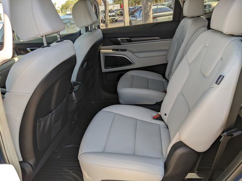 Used 2025 Kia Telluride S image 11