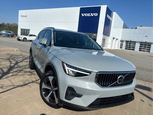 Used 2025 Volvo XC40 B5 Plus AWD/4WD image 2