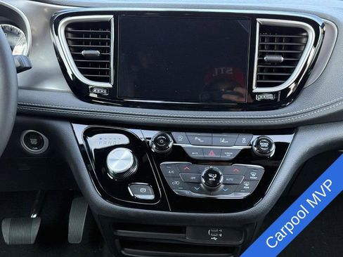 New 2026 Chrysler Pacifica Select image 9