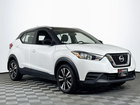 Used 2018 Nissan Kicks SV FWD image 1