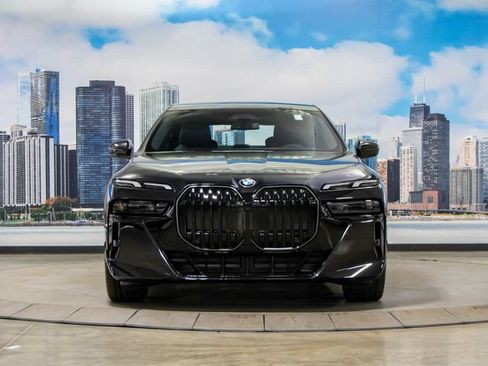 Used 2026 BMW 760i xDrive w/ Executive Package AWD/4WD image 3