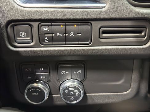 Used 2023 GMC Yukon SLT image 31