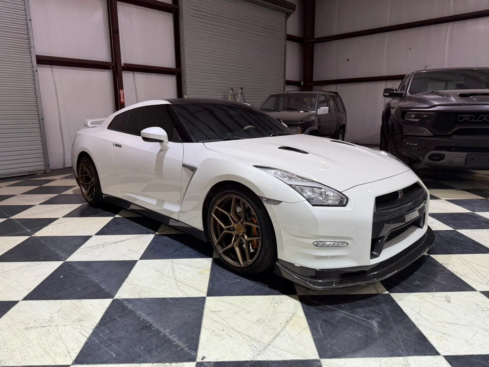 Used 2016 Nissan GT-R Premium AWD/4WD image 1