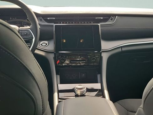 New 2025 Jeep Grand Cherokee L Laredo w/ Luxury Tech Group I image 30