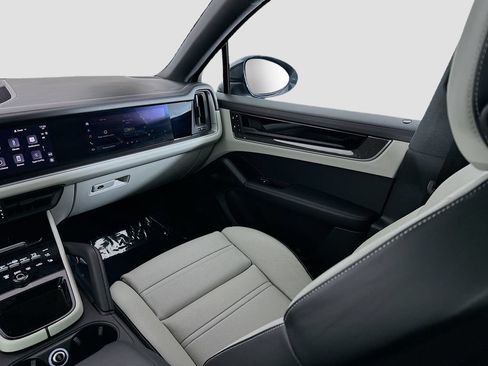 Used 2025 Porsche Cayenne S AWD/4WD image 26