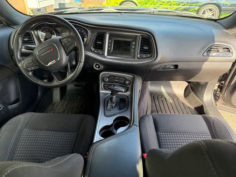 Used 2016 Dodge Challenger SXT image 11